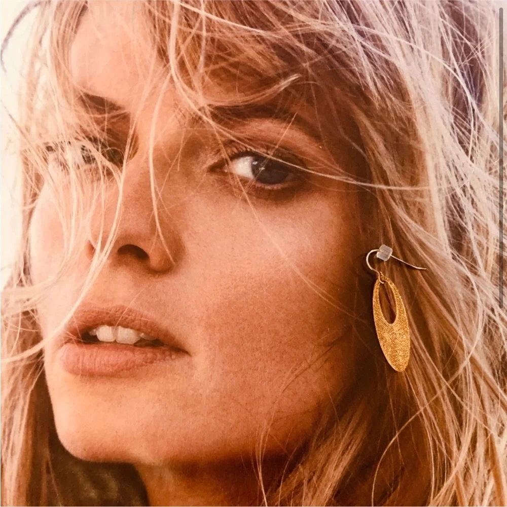 Gorgeous Gold‎ Sparkly oval shaped earrings